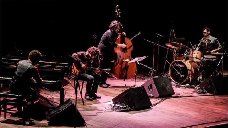 El protocolo de Santa Fe propone que los músicos vuelvan a tocar sobre un escenario. 