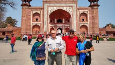 Violeta y sus compañeros rosarinos varados en Bombay.