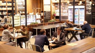 Vuelven a funcionar los bares en Australia.