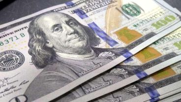 El gobierno busca contener la pérdida de reservas ante la fuerte demanda de dólares.