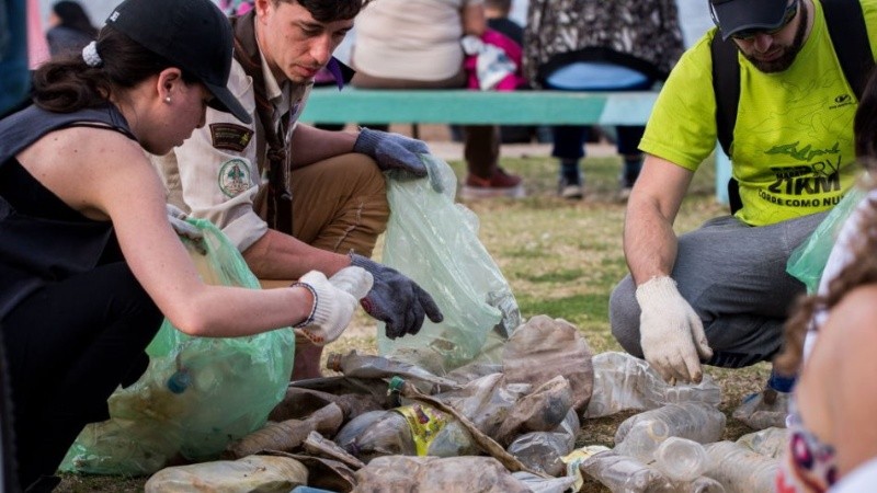 Una jornada de limpieza realizada en el río Paraná. 