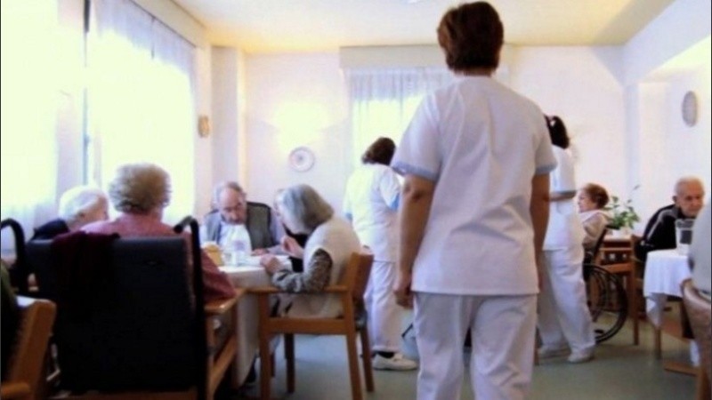 De los 152 adultos mayores infectados, el 70% son mujeres (106) y el 30% restante hombres (46).