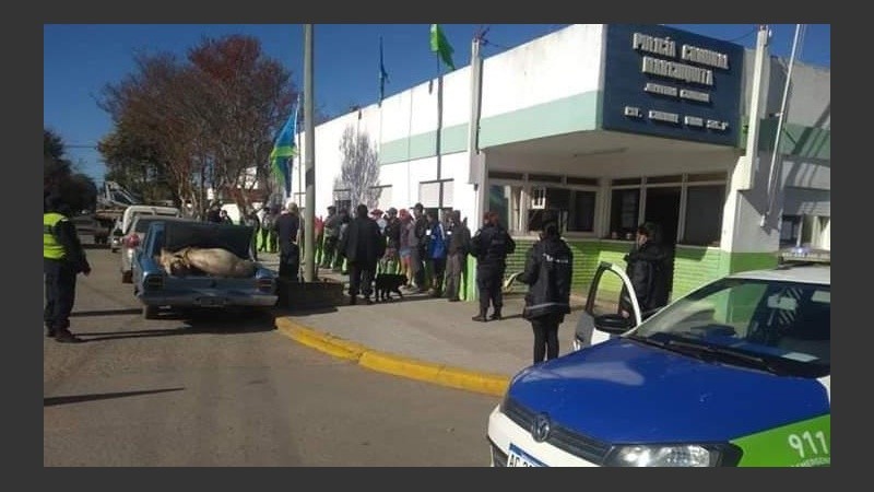 Detenidos en la comisaría de Coronel Vidal y un chancho en el baúl de un auto. 
