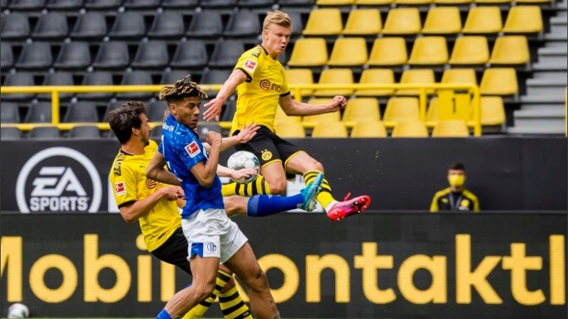 La estrella del Dormund, Haaland, las tribunas vacías y un alcanzapelotas con barbijo. 