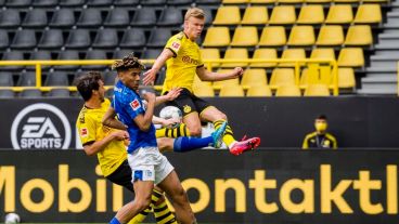 La estrella del Dormund, Haaland, las tribunas vacías y un alcanzapelotas con barbijo.