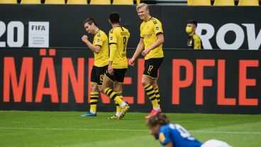 El noruego Haaland festejando uno de los tantos de la goleada sobre el Shalke.
