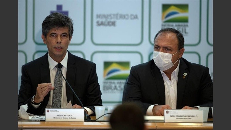 Teich (izquierda), ministro saliente, y Pazuello (derecha), el nuevo titular de la cartera sanitaria.