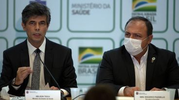 Teich (izquierda), ministro saliente, y Pazuello (derecha), el nuevo titular de la cartera sanitaria.