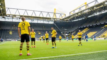 El festejo de Haaland en el primer gol del Dortmund, con distanciamiento preventivo.