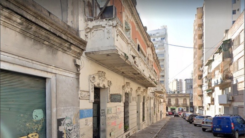 La biblioteca está ubicada en Poeta Fabricio Simeoni al 1100.