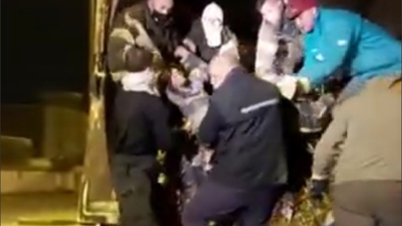 Entre varios operarios sacaron al muchacho.