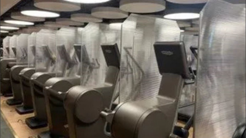 Algunos gimnasios optaron por dividir las diferentes máquinas de ejercicios.