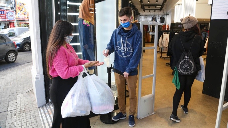 Calle San Luis abrió de mañana este sábado y aumentó el movimiento en el centro. 
