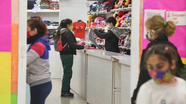 Calle San Luis abrió de mañana este sábado y aumentó el movimiento en el centro.