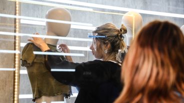 Calle San Luis abrió de mañana este sábado y aumentó el movimiento en el centro.