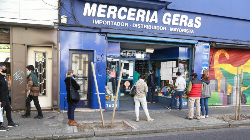 Calle San Luis abrió de mañana este sábado y aumentó el movimiento en el centro. 