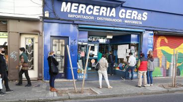Calle San Luis abrió de mañana este sábado y aumentó el movimiento en el centro.