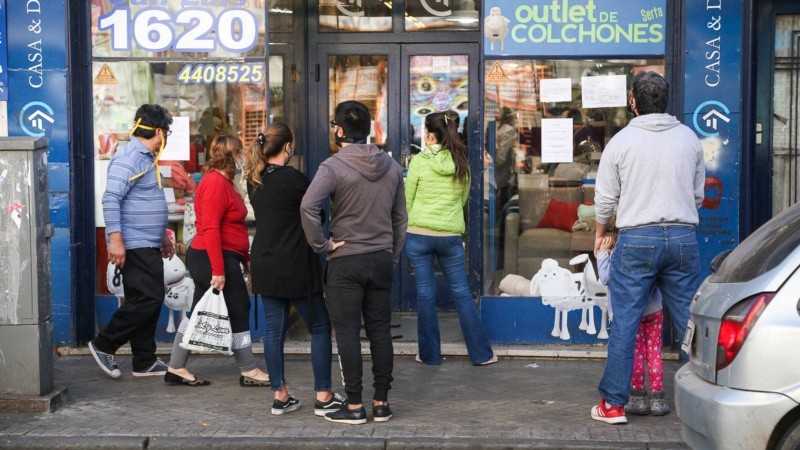 Calle San Luis abrió de mañana este sábado y aumentó el movimiento en el centro. 