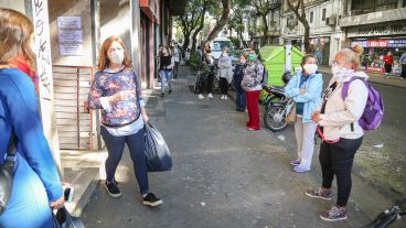 Calle San Luis abrió de mañana este sábado y aumentó el movimiento en el centro.