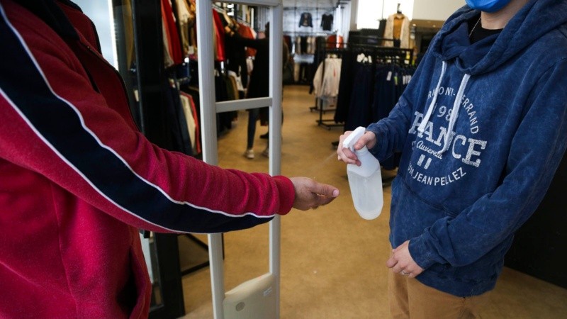 Calle San Luis abrió de mañana este sábado y aumentó el movimiento en el centro. 