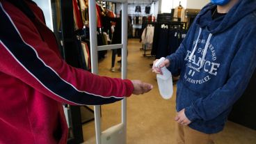 Calle San Luis abrió de mañana este sábado y aumentó el movimiento en el centro.