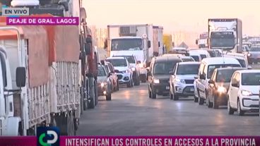 Largas colas de vehículos en el peaje de General Lagos este lunes a la mañana.