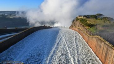 La represa de Itaipú reabrió este lunes a la madrugada.