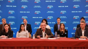 Los funcionarios en la conferencia de prensa.