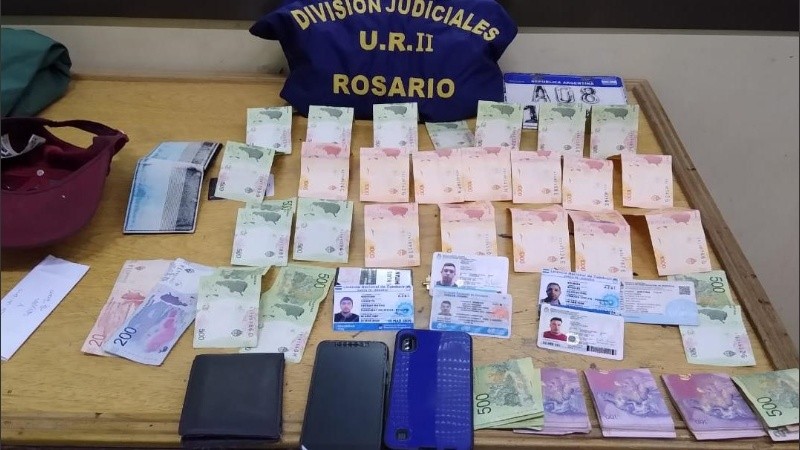 Dinero y material secuestrado en el operativo. 