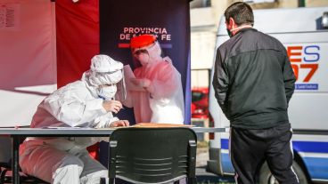 El operativo de testeo en uno de los centros de salud del barrio Casiano Casas.