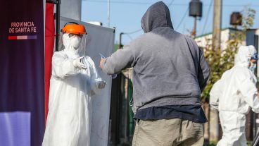 El operativo de testeo en uno de los centros de salud del barrio Casiano Casas.