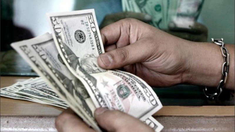 El dólar con el recargo de 30% –impuesto PAÍS– culminó a $91,98.