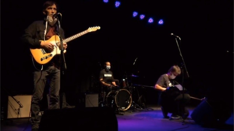 Con barbijos y a distancia: una captura del ensayo de cara al recital de Thiago & Los Pájaros.