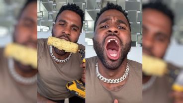 Tras un quejido de dolor, Jason Derulo muestra sus paletas “partidas”.
