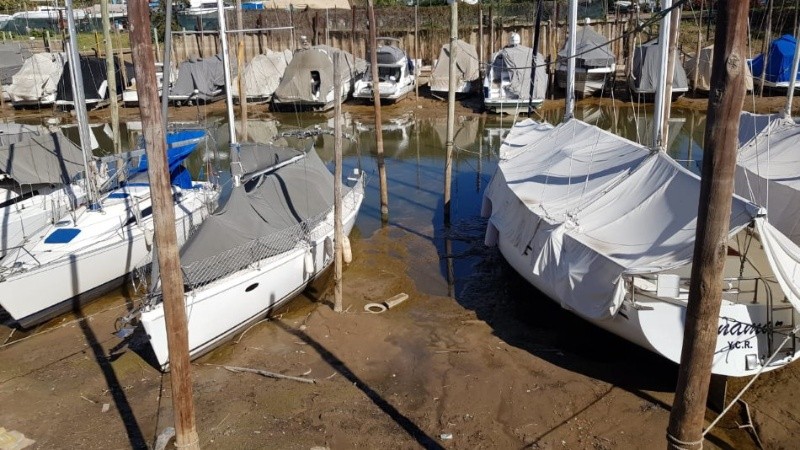 El impacto de la bajante histórica en la guardería del Yacht Club.