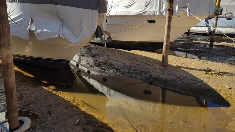 El impacto de la bajante histórica en la guardería del Yacht Club.