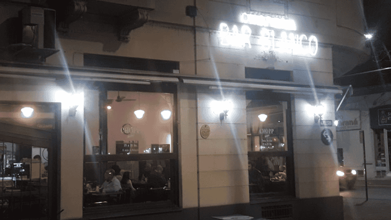El local gastronómico se había mudado desde la vereda de enfrente, donde surgió otro bar blanco.