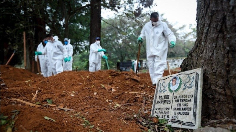 No cesan los entierros masivos por causa del covid-19 en Brasil.