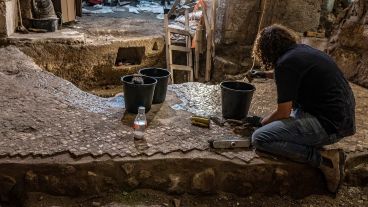 La estructura consiste en tres habitaciones escarbadas en la roca.