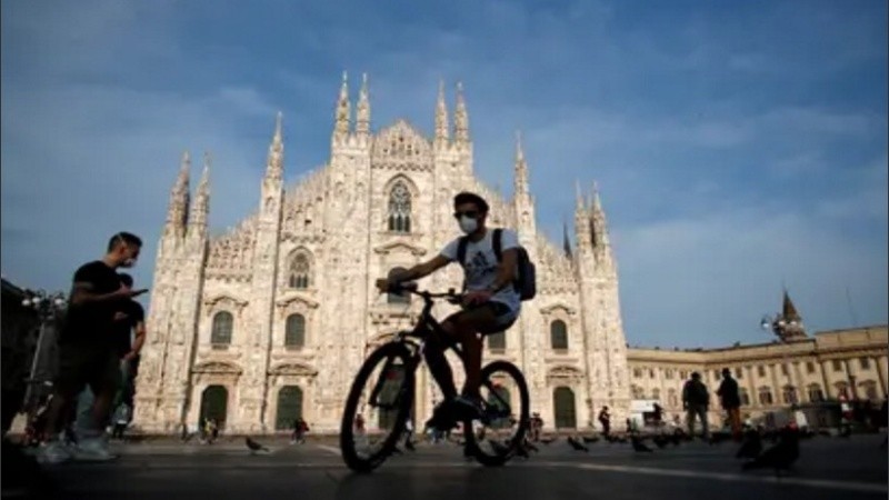 El lunes 18 de mayor en Italia abrieron negocios y bares.