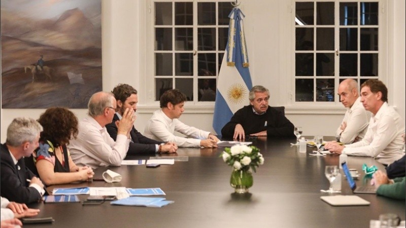 El presidente junto a los funcionarios en la evaluación del aislamiento.