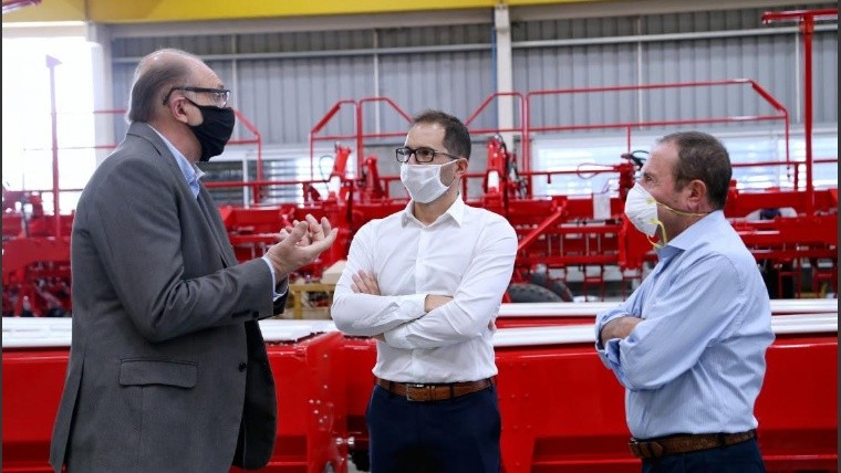 El gobernador Omar Perotti recorrió la planta de Armstrong y destacó el trabajo de la empresa.