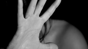 La mujer denunció que fue atacada por una pareja.