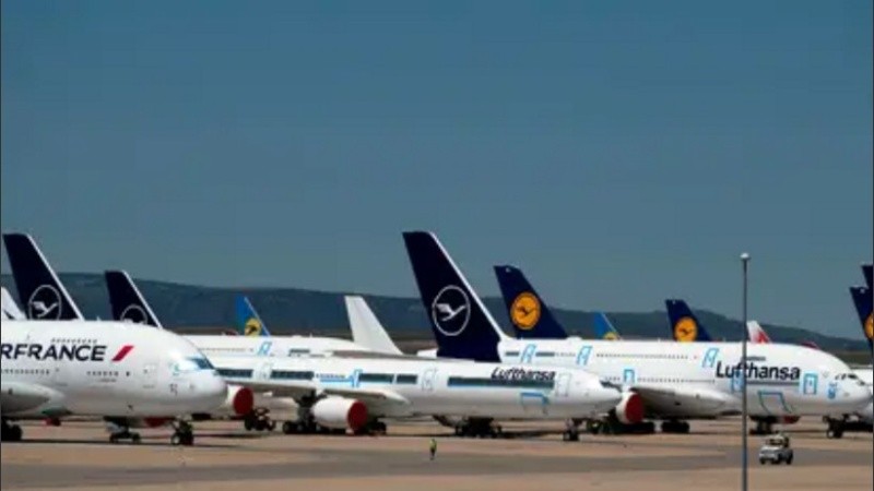 Un centenar de aeronaves de las aerolíneas europeas ocupan la plataforma del aeropuesto de Teruel, al este de España 