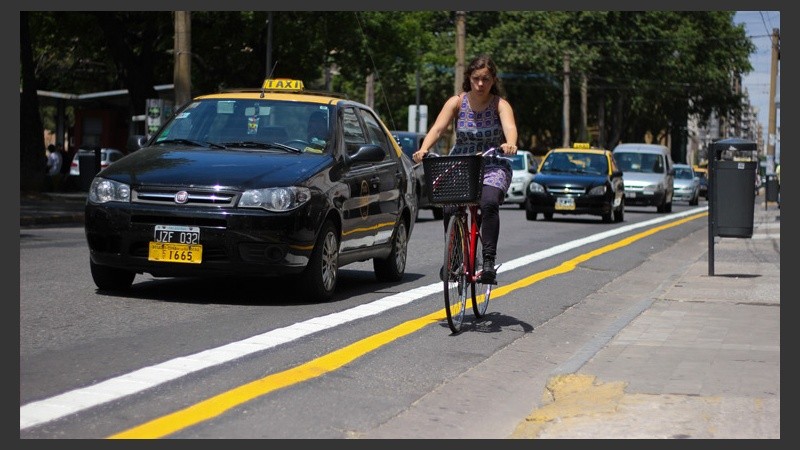 El considerable aumento de ciclistas en la ciudad hace pensar en una red segura de ciclovías. (Rosario3.com)