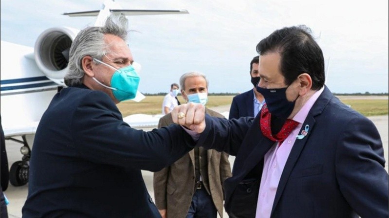 Alberto Fernández saluda con el codo al gobernador de Santiago del Estero, Gerardo Zamora.
