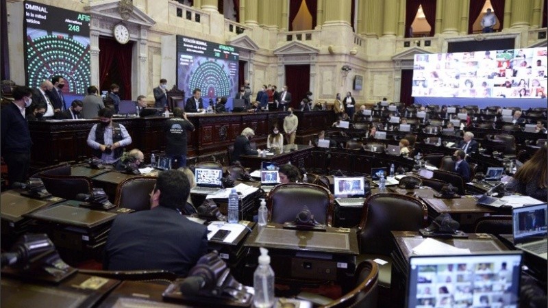 Los que asistieron al recinto mantuvieron la distancia sugerida.