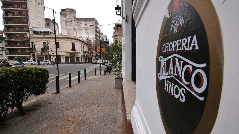 En este rincón, ochava sureste, el bar que sigue abierto. En el otro, ochava noroeste, el que cerró.