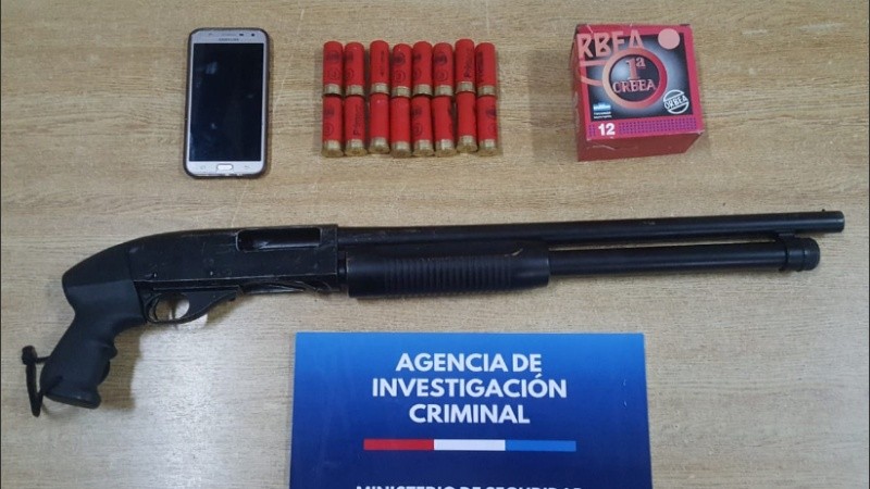El arma incautada en el operativo policial en Cullen al 1300 bis.