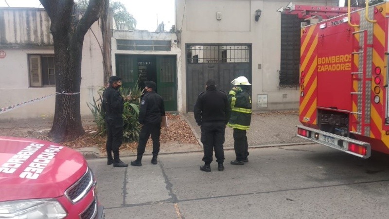 Bomberos y policías trabajaban este viernes al mediodía en la casa de Moreno al 3300.